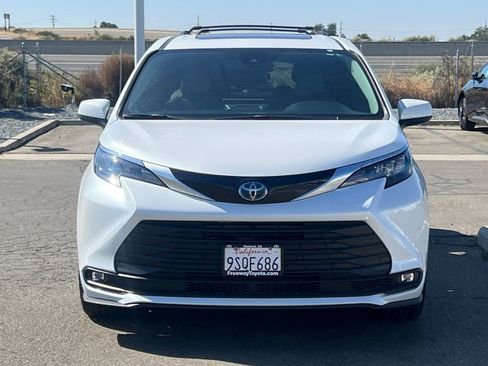 Used 2025 Toyota Sienna XLE FWD image 11