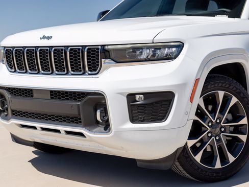 Used 2023 Jeep Grand Cherokee Overland AWD/4WD image 6