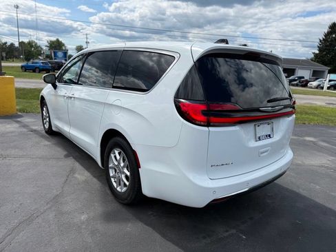 Used 2023 Chrysler Pacifica Touring-L FWD image 27