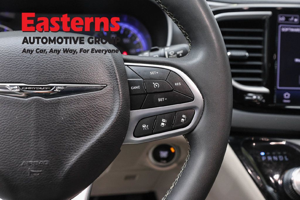 Used 2023 Chrysler Pacifica Touring-L FWD image 18