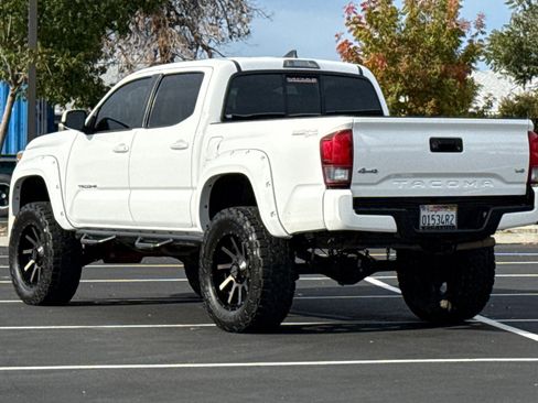 Used 2018 Toyota Tacoma SR image 7