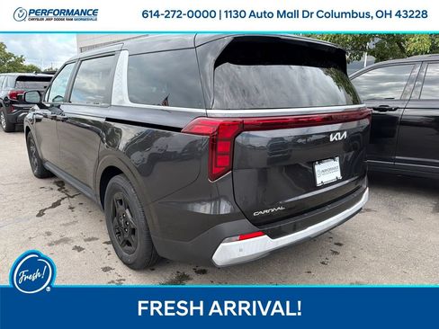 Used 2025 Kia Carnival FWD image 8