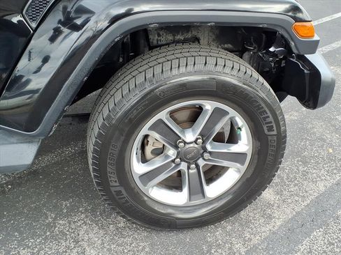 Used 2018 Jeep Wrangler Unlimited Sahara image 11