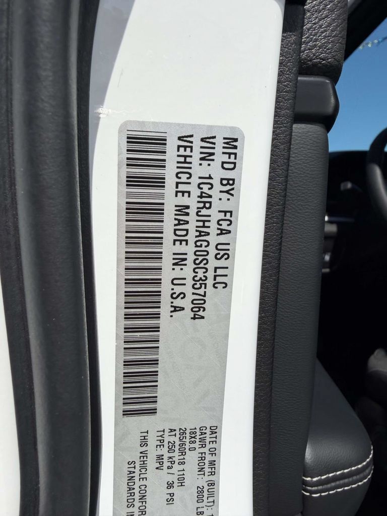 Used 2025 Jeep Grand Cherokee Laredo X w/ Luxury Tech Group I AWD/4WD image 30