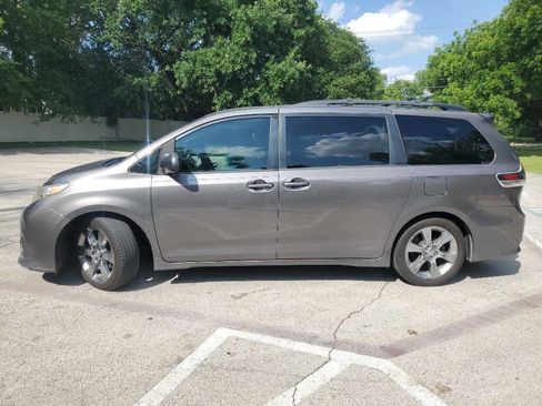 Used 2011 Toyota Sienna SE w/ Preferred Pkg FWD image 3