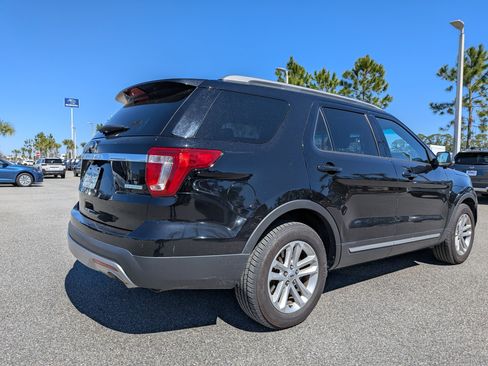 Used 2017 Ford Explorer XLT w/ Equipment Group 202A image 4