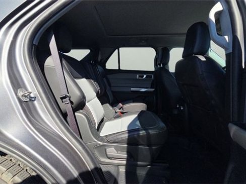 Used 2022 Ford Explorer XLT w/ Equipment Group 202A image 13