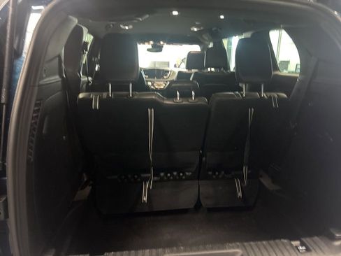 Used 2025 Chrysler Pacifica Select image 5