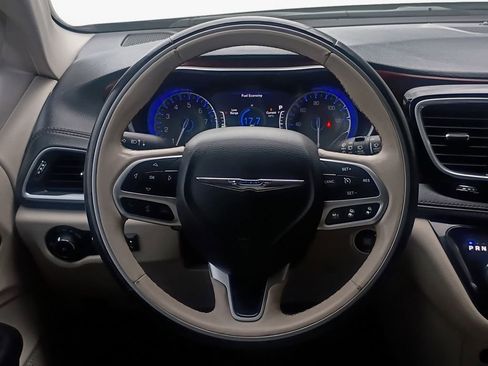 Used 2017 Chrysler Pacifica Limited image 21