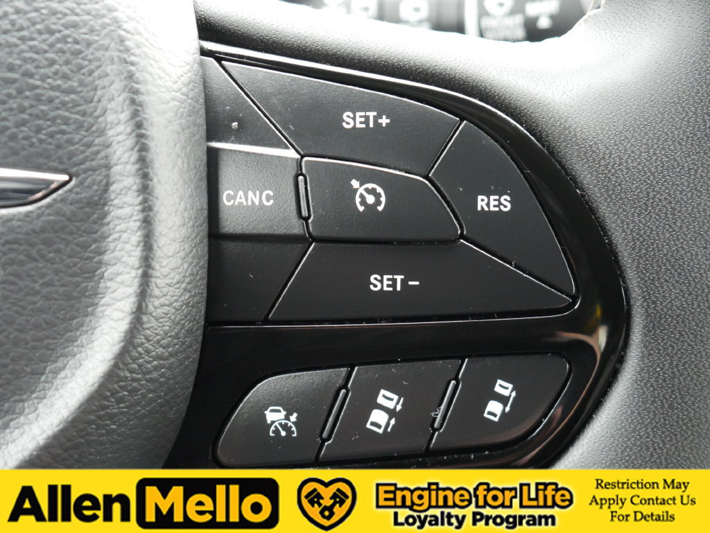 Used 2025 Chrysler Pacifica Limited FWD image 30