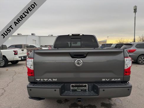 Used 2019 Nissan Titan SV w/ SV Convenience Package image 6