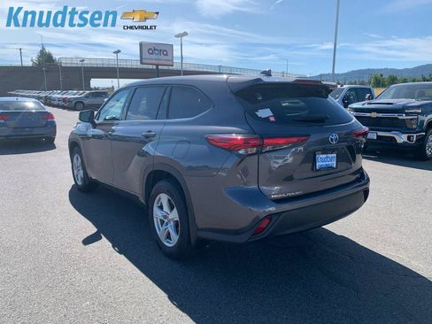 Used 2021 Toyota Highlander LE AWD/4WD image 5