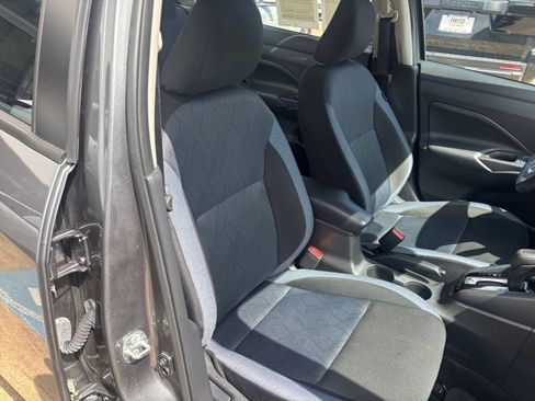 Used 2025 Nissan Versa SV FWD image 33
