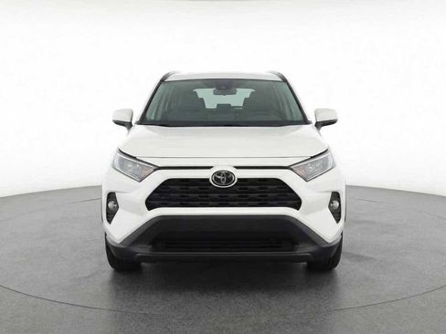Used 2020 Toyota RAV4 XLE Premium image 4