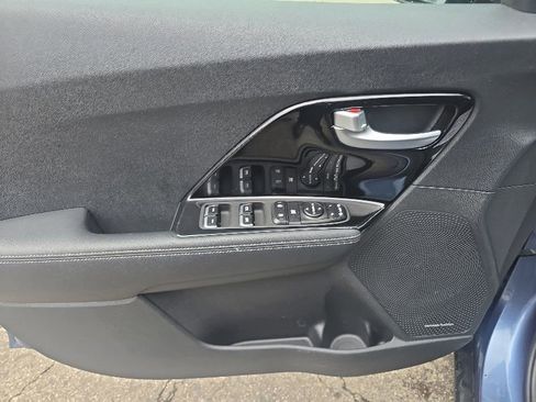 Used 2022 Kia Niro EX Premium FWD image 21