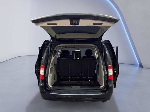 Used 2016 Chrysler Town & Country Touring image 11