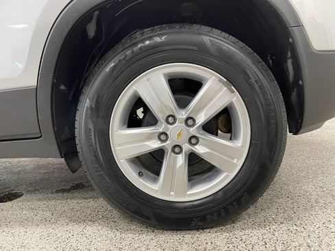 Used 2017 Chevrolet Trax LT w/ LT Convenience Package FWD image 13