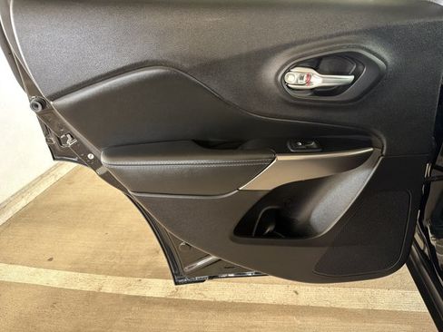 Used 2020 Jeep Cherokee Latitude Plus FWD image 12