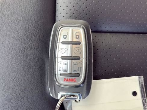 Used 2024 Chrysler Pacifica Limited FWD image 35