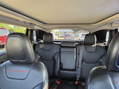 Used 2019 Jeep Cherokee Trailhawk image 22