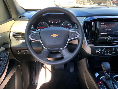 Used 2022 Chevrolet Traverse LS image 5
