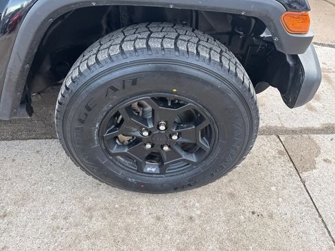 Used 2021 Jeep Gladiator Sport image 17