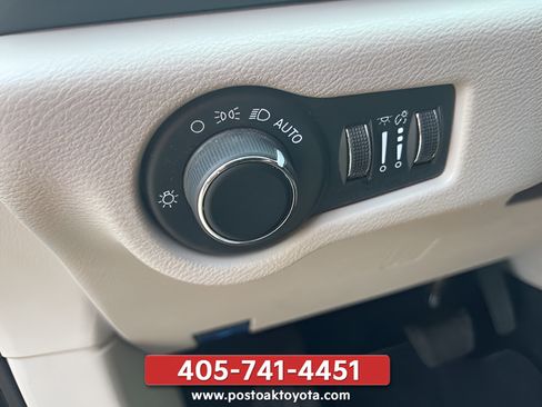 Used 2024 Chrysler Voyager LX FWD image 11