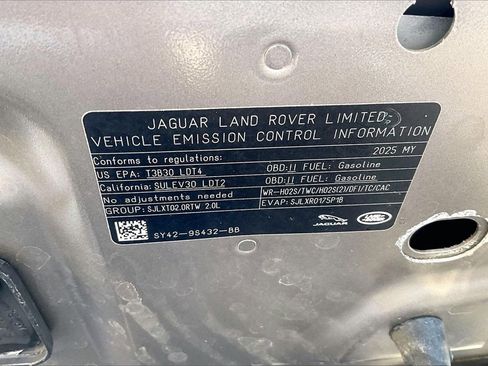 Certified 2025 Land Rover Discovery S image 32