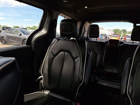 Used 2025 Chrysler Pacifica Limited FWD image 19