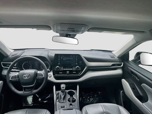 Used 2022 Toyota Highlander LE FWD image 22