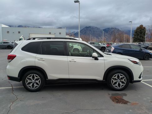 Used 2022 Subaru Forester Premium image 2