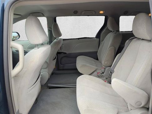 Used 2011 Toyota Sienna LE w/ Towing Pkg FWD image 18