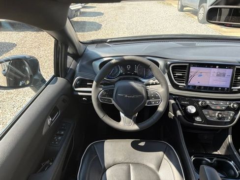 Used 2026 Chrysler Pacifica Limited FWD image 11