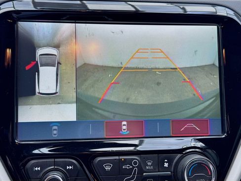 Used 2019 Chevrolet Bolt Premier w/ Infotainment Package FWD image 10