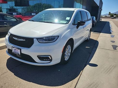 Used 2024 Chrysler Pacifica Touring-L FWD image 3