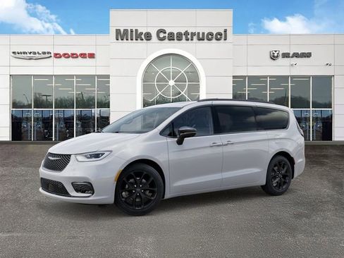 New 2026 Chrysler Pacifica Limited image 3