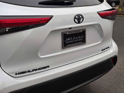 Used 2022 Toyota Highlander XLE AWD/4WD image 14