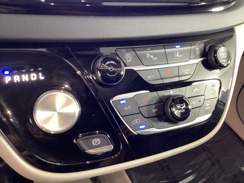 Used 2023 Chrysler Pacifica Touring-L FWD image 26
