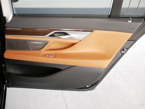 Used 2020 BMW 740i w/ Premium Package image 18