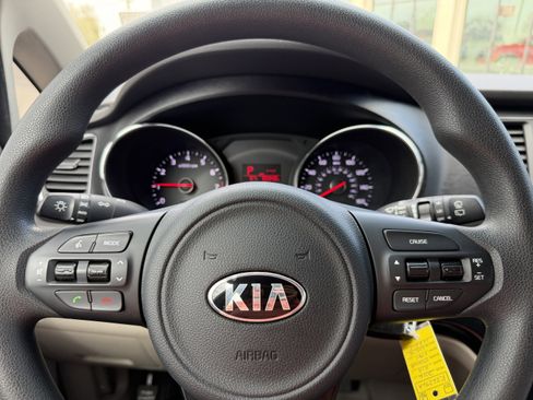Used 2016 Kia Sedona L image 29