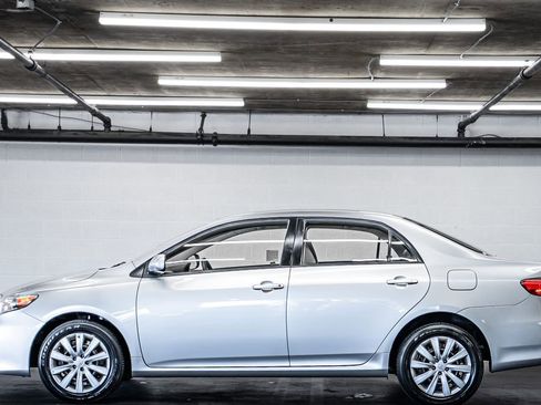 Used 2012 Toyota Corolla LE FWD image 2