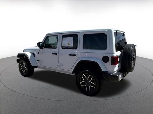 Used 2025 Jeep Wrangler Unlimited Sahara AWD/4WD image 9