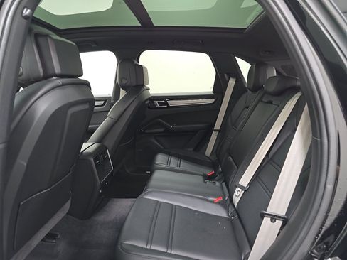 Used 2023 Porsche Cayenne Platinum Edition AWD/4WD image 16