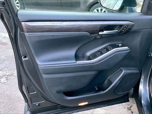 Certified 2025 Toyota Highlander Limited image 20