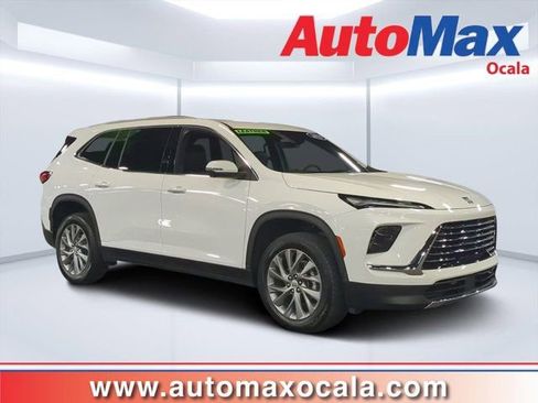 Used 2025 Buick Enclave Preferred FWD image 1