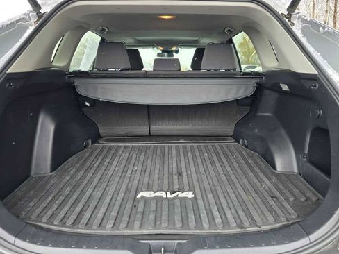 Used 2020 Toyota RAV4 XLE image 10