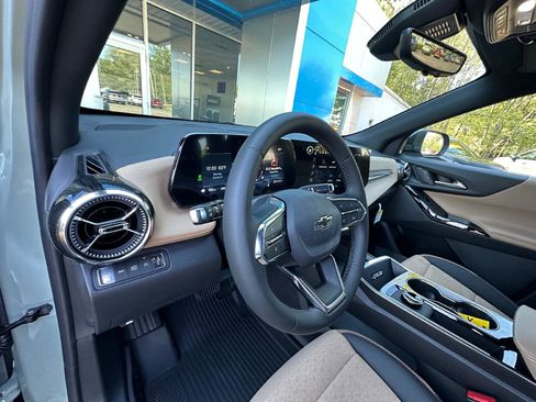 New 2026 Chevrolet Equinox ACTIV w/ Convenience Package III image 18