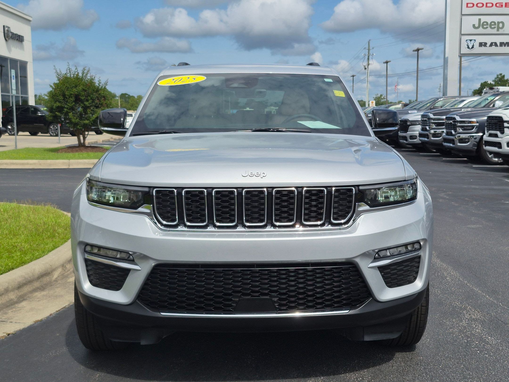 Used 2025 Jeep Grand Cherokee Limited w/ Trailer Tow Package AWD/4WD image 2