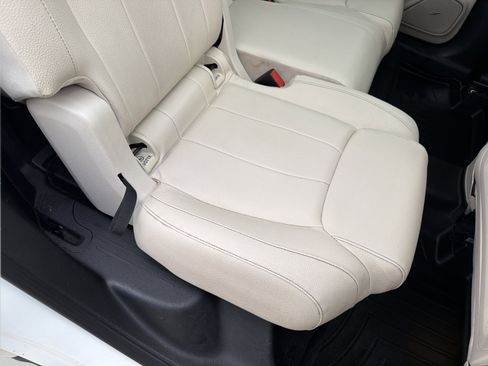 Used 2021 Mercedes-Benz GLB 250 4MATIC image 40