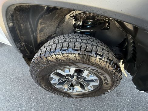Used 2018 Toyota Tacoma TRD Off-Road image 30